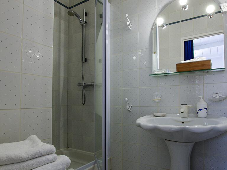 Logis Saint Léonard - Salle de bain chambre Santorin