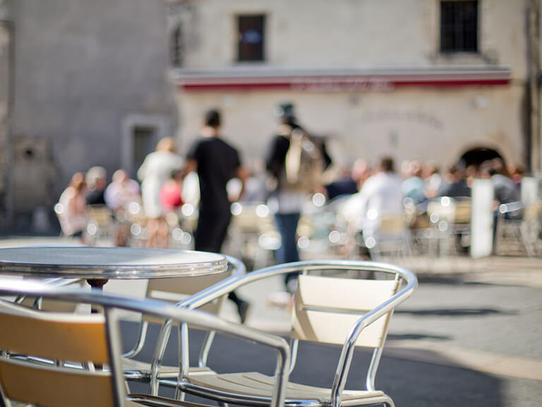 terrasse de café-restaurant à La Rochelle